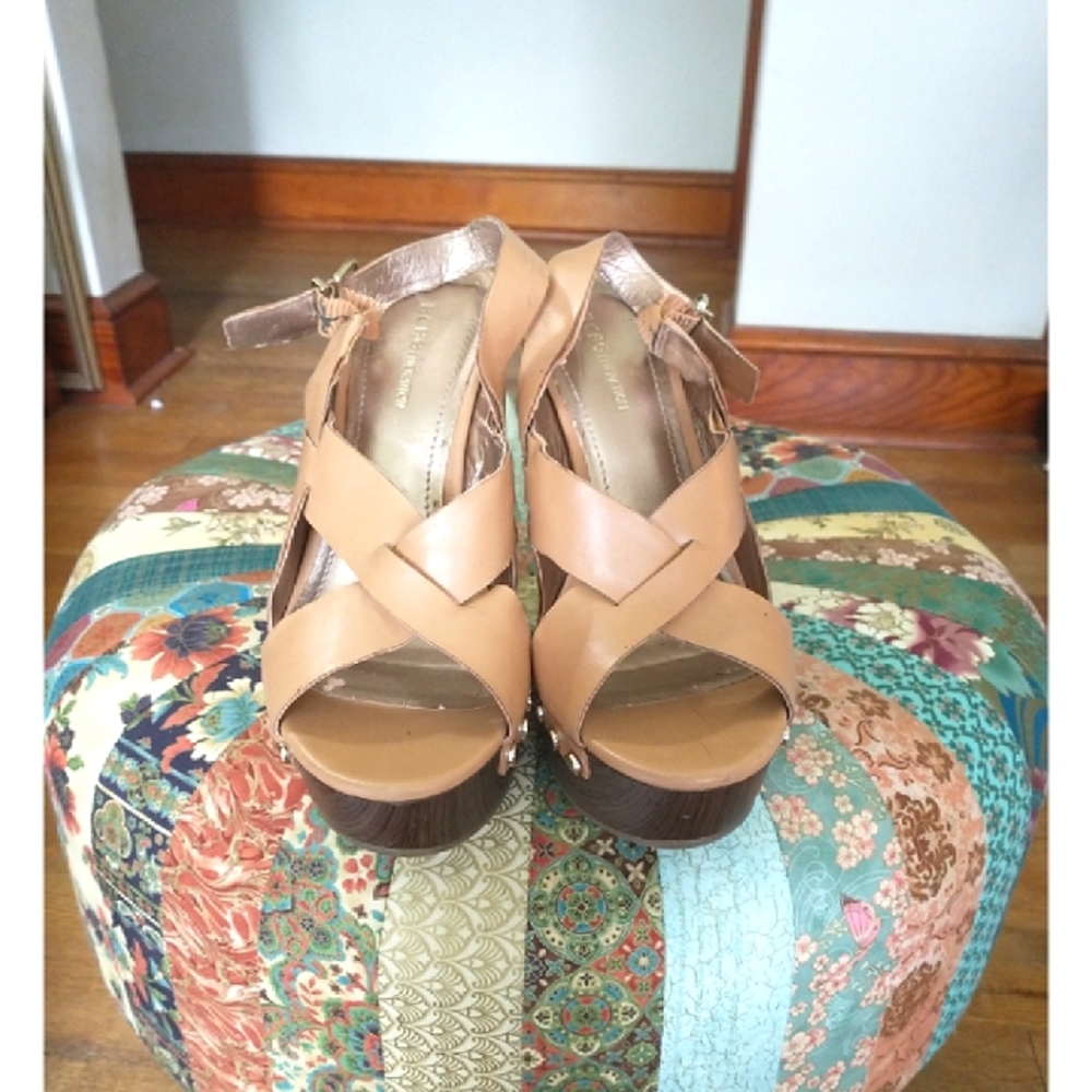 Y2K BCBG Tan Sandal Wedges, size 8 - Picture 2 of 14